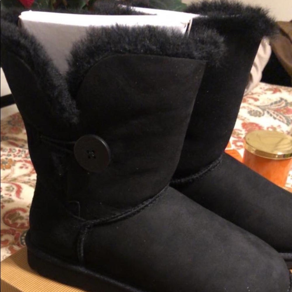 Ugg Bailey Button Size 6 brand new in box!